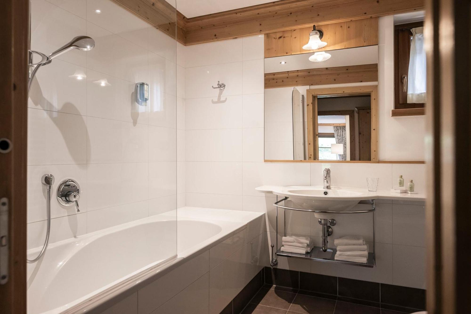 Post Alpina - Family Mountain Chalets San Candido Eksteriør billede